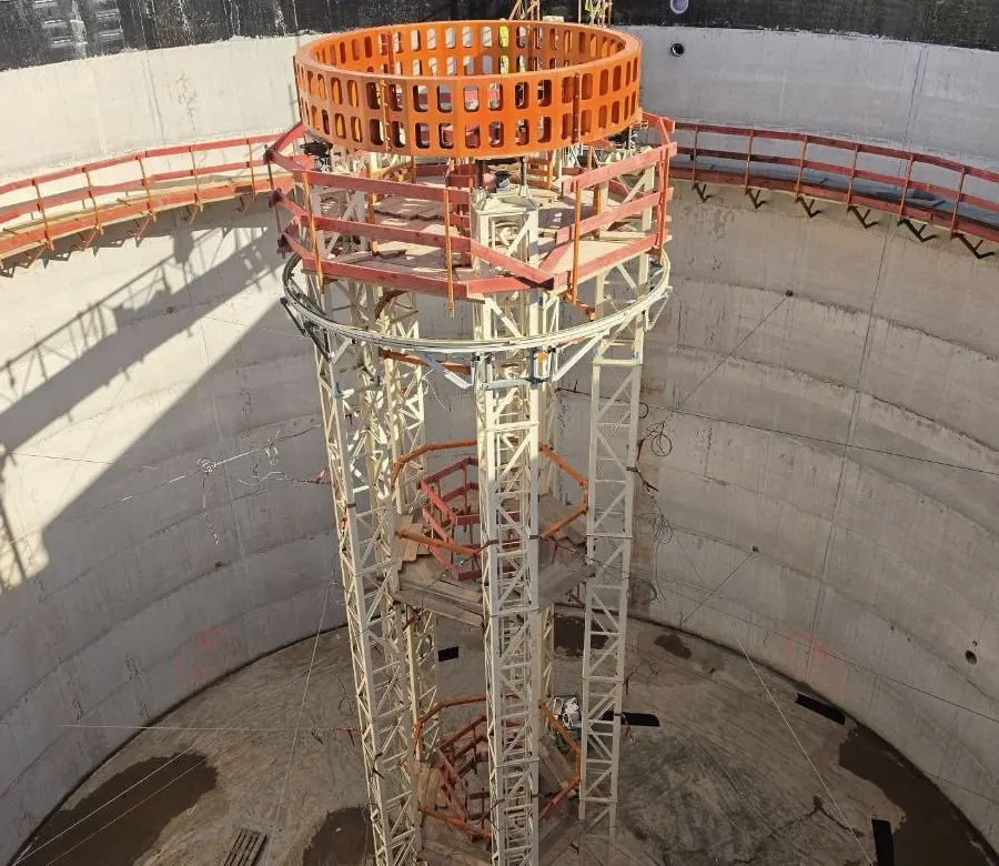 Ronde betonnen tank met klimbekisting