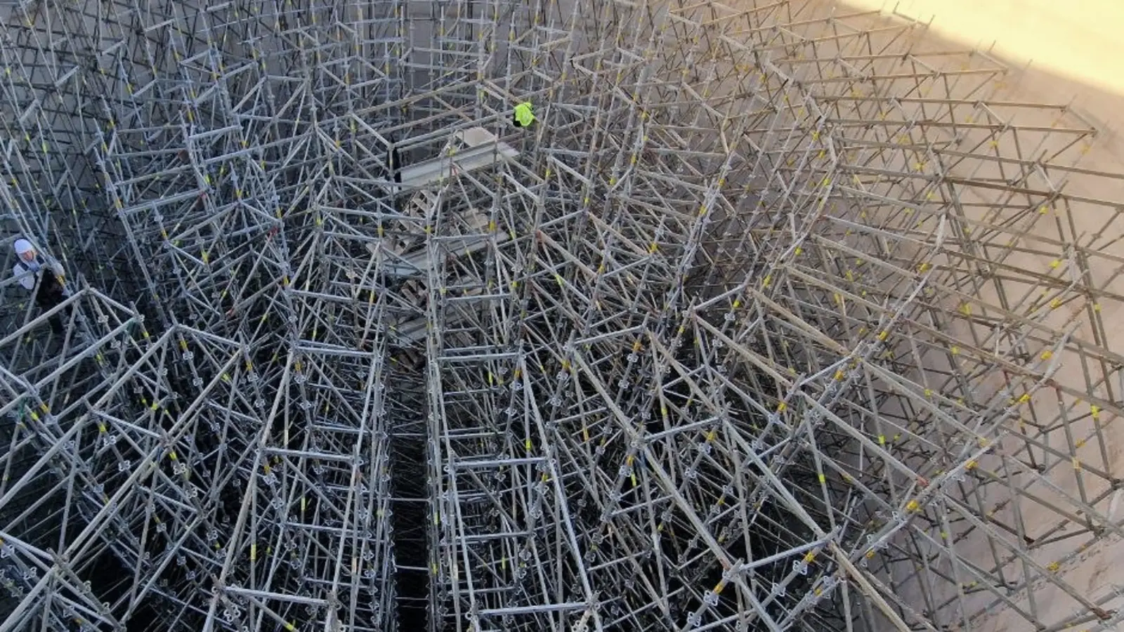 Ondersteuningsconstructie in een ronde betonnen tank