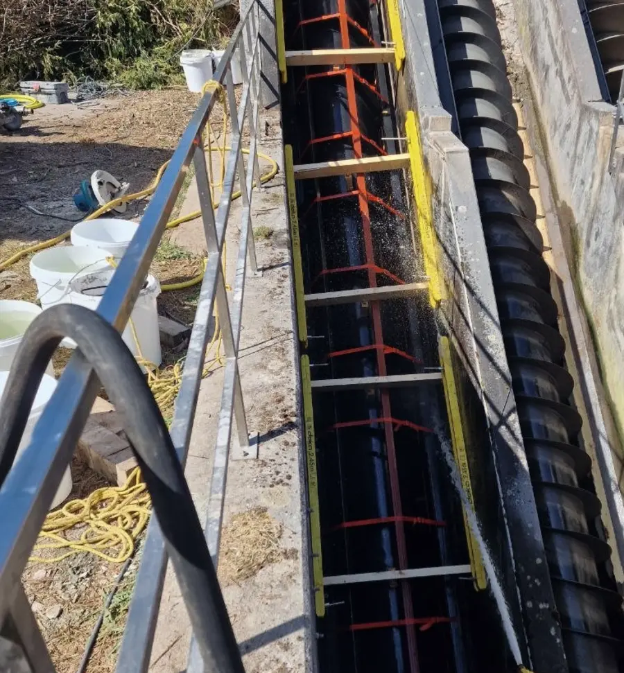 Bekisting in het kanaal van een vijzelgemaal