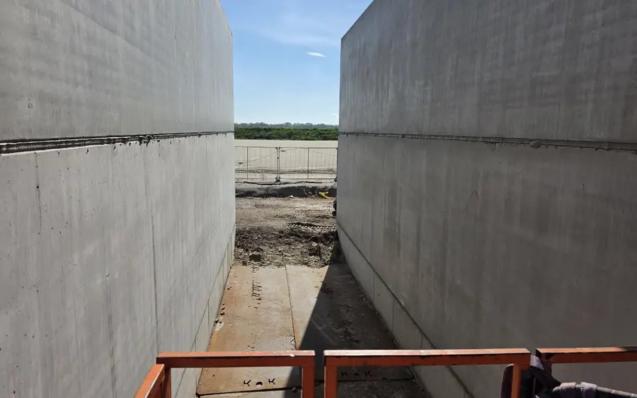 Geplaatste prefab wandelementen met afgedichte voegen