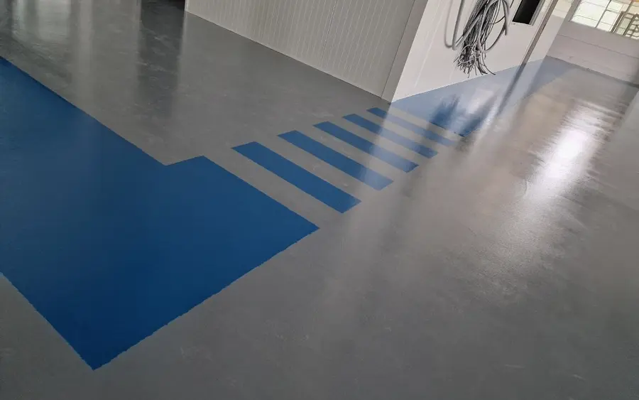 Afgewerkte gietvloer met gemarkeerde looppaden